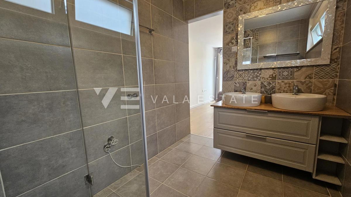 ELEGANTNA MODERNA VILA Z BAZENOM IN POGLEDOM NA MORJE