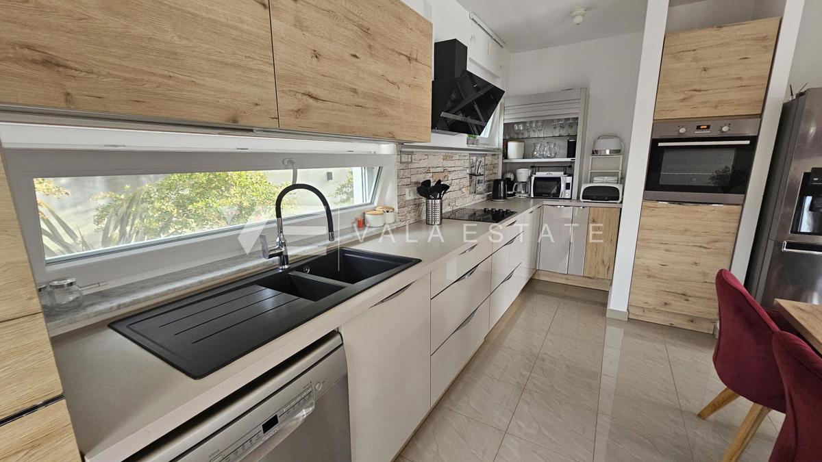 ELEGANTNA MODERNA VILA Z BAZENOM IN POGLEDOM NA MORJE