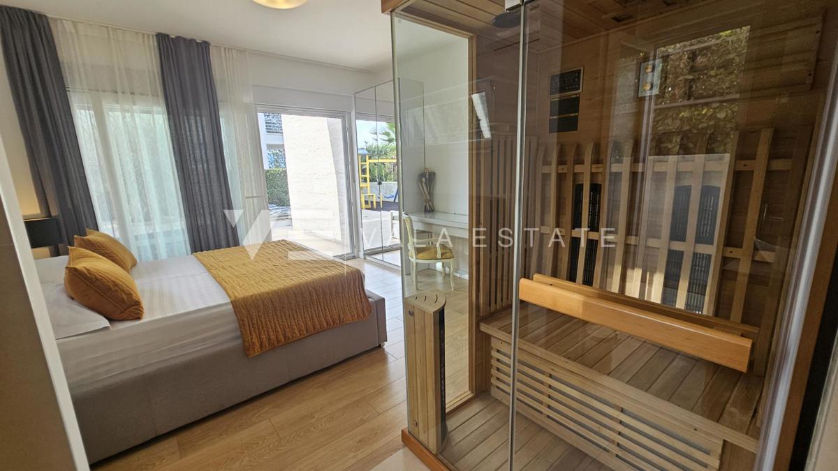 ELEGANTNA MODERNA VILA Z BAZENOM IN POGLEDOM NA MORJE