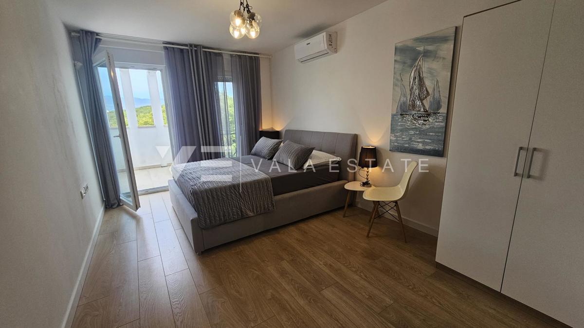 ELEGANTNA MODERNA VILA Z BAZENOM IN POGLEDOM NA MORJE