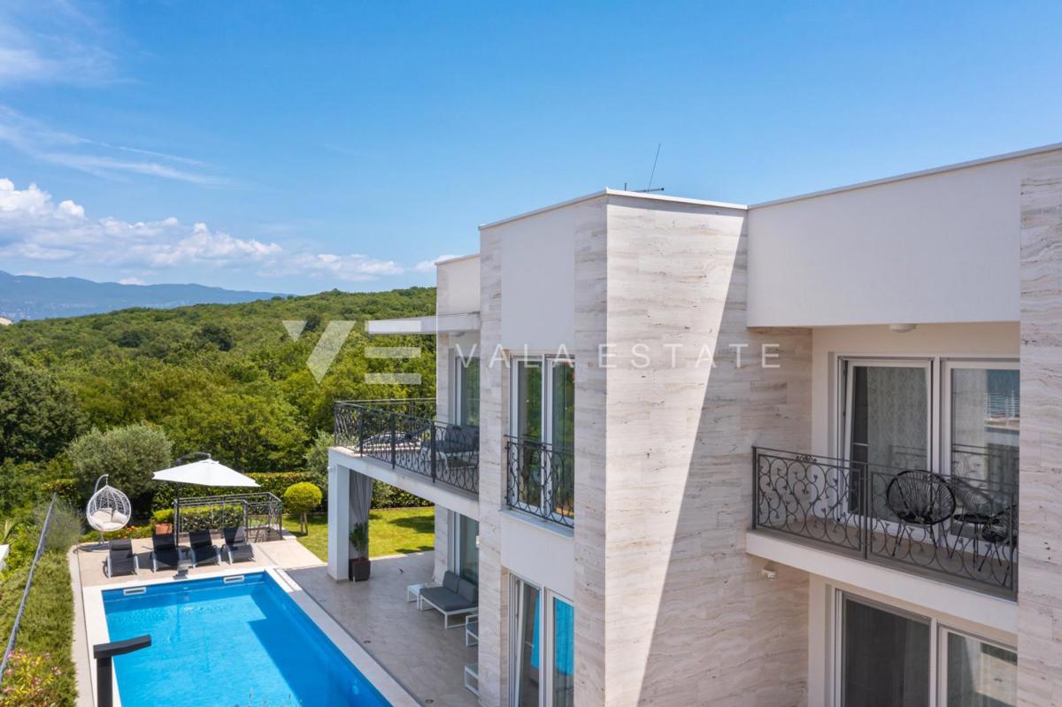 ELEGANTNA MODERNA VILA Z BAZENOM IN POGLEDOM NA MORJE