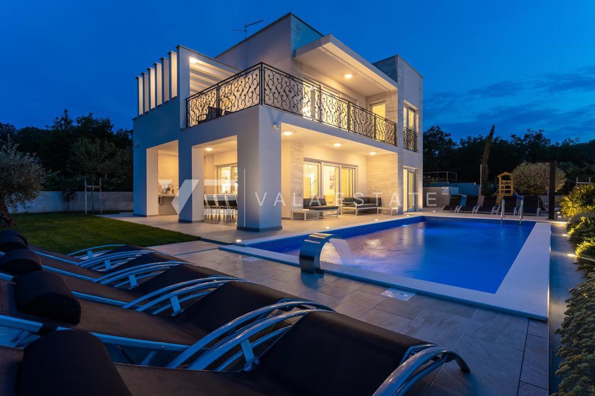 ELEGANTNA MODERNA VILA Z BAZENOM IN POGLEDOM NA MORJE