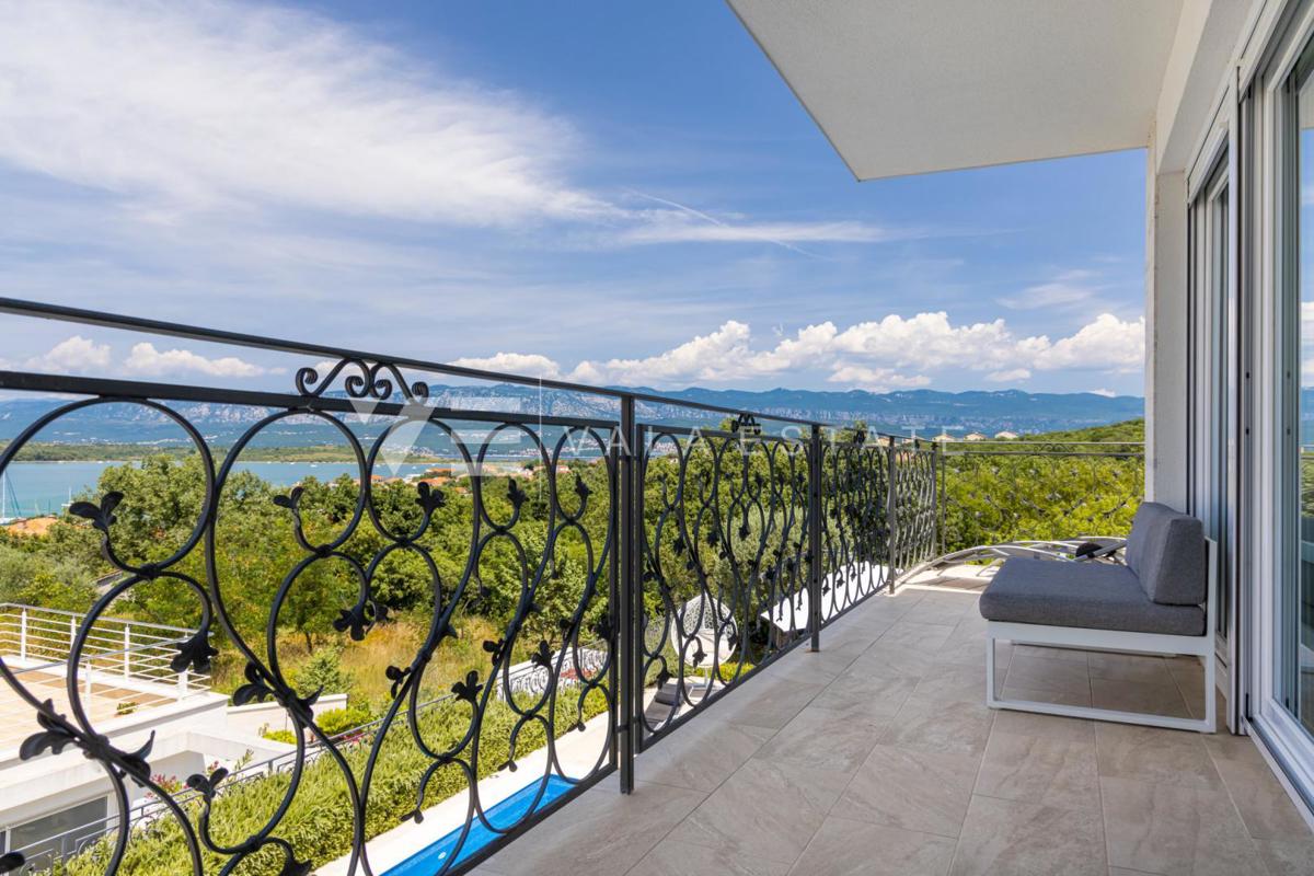 ELEGANTNA MODERNA VILA Z BAZENOM IN POGLEDOM NA MORJE