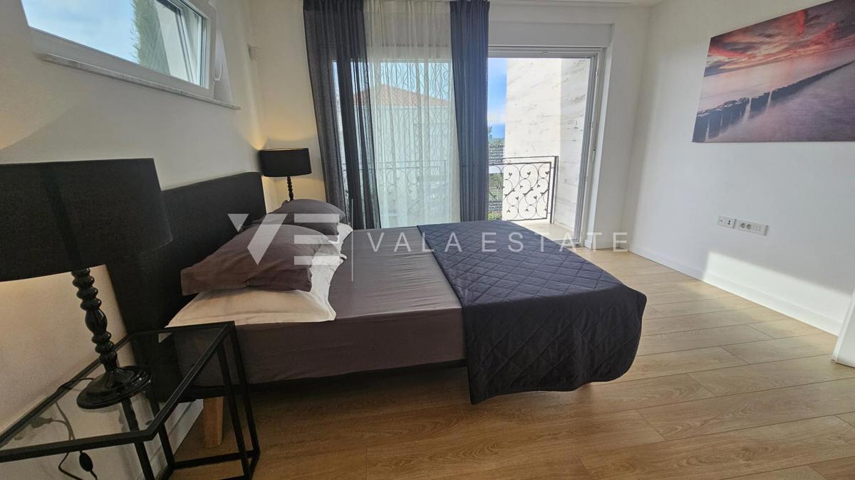 ELEGANTNA MODERNA VILA Z BAZENOM IN POGLEDOM NA MORJE