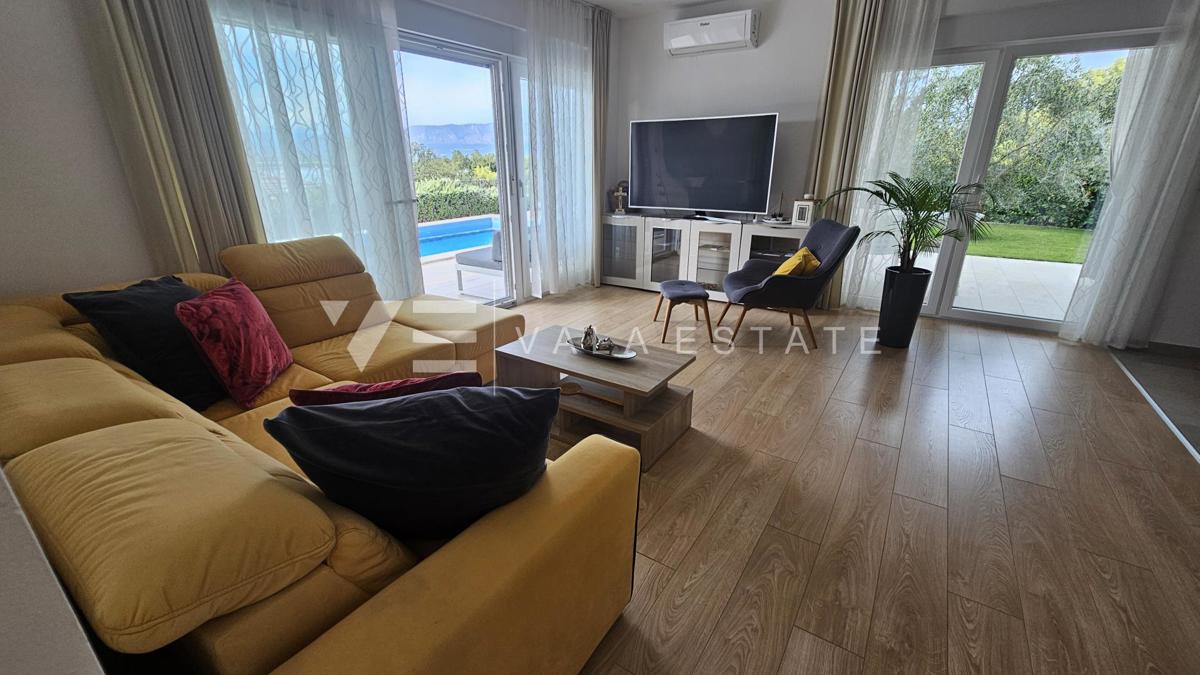 ELEGANTNA MODERNA VILA Z BAZENOM IN POGLEDOM NA MORJE