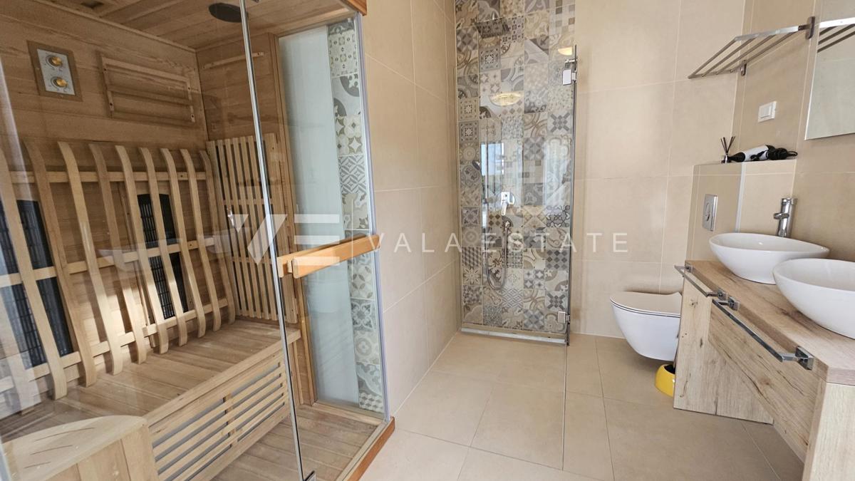 ELEGANTNA MODERNA VILA Z BAZENOM IN POGLEDOM NA MORJE