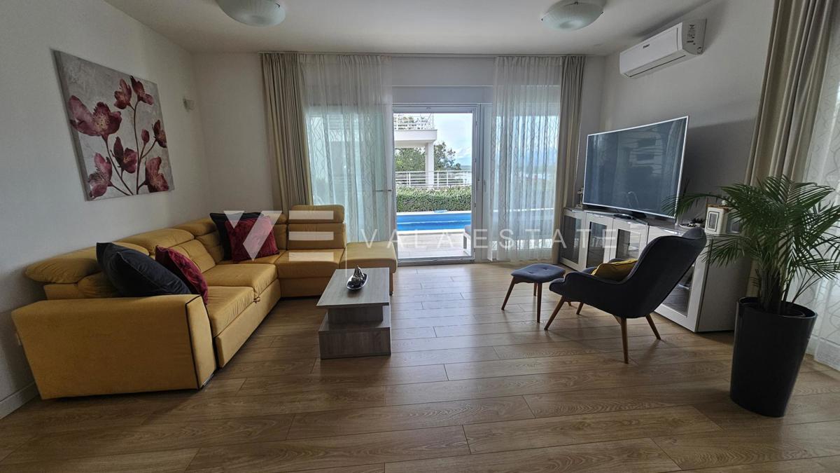 ELEGANTNA MODERNA VILA Z BAZENOM IN POGLEDOM NA MORJE