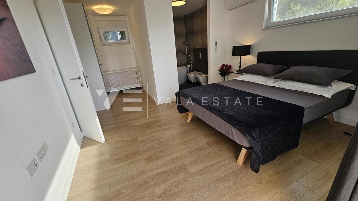 ELEGANTNA MODERNA VILA Z BAZENOM IN POGLEDOM NA MORJE