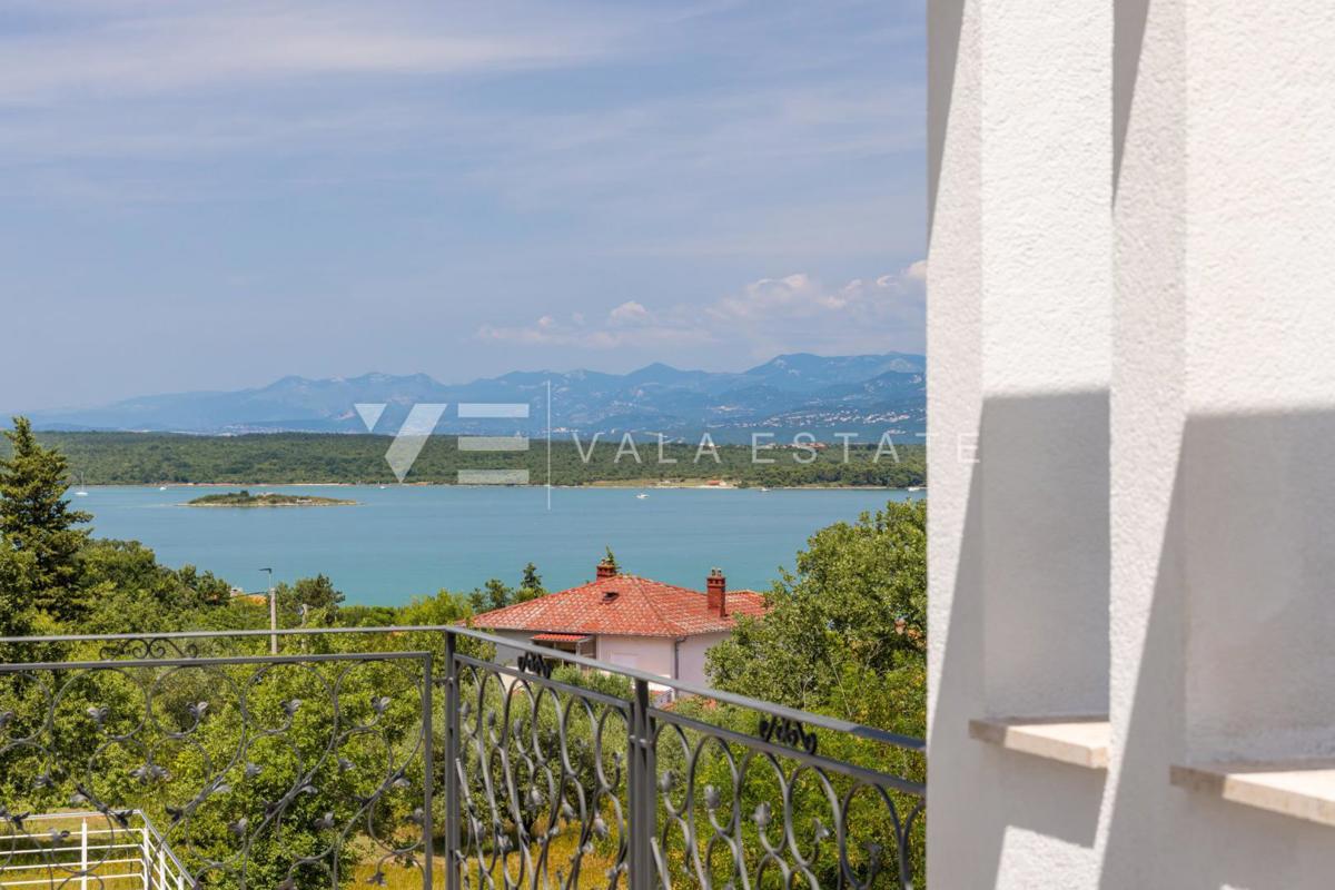 ELEGANTNA MODERNA VILA Z BAZENOM IN POGLEDOM NA MORJE