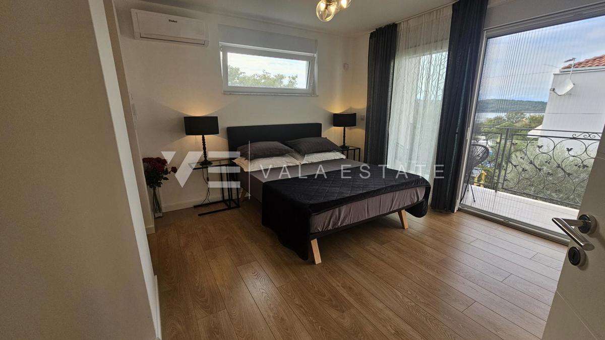 ELEGANTNA MODERNA VILA Z BAZENOM IN POGLEDOM NA MORJE