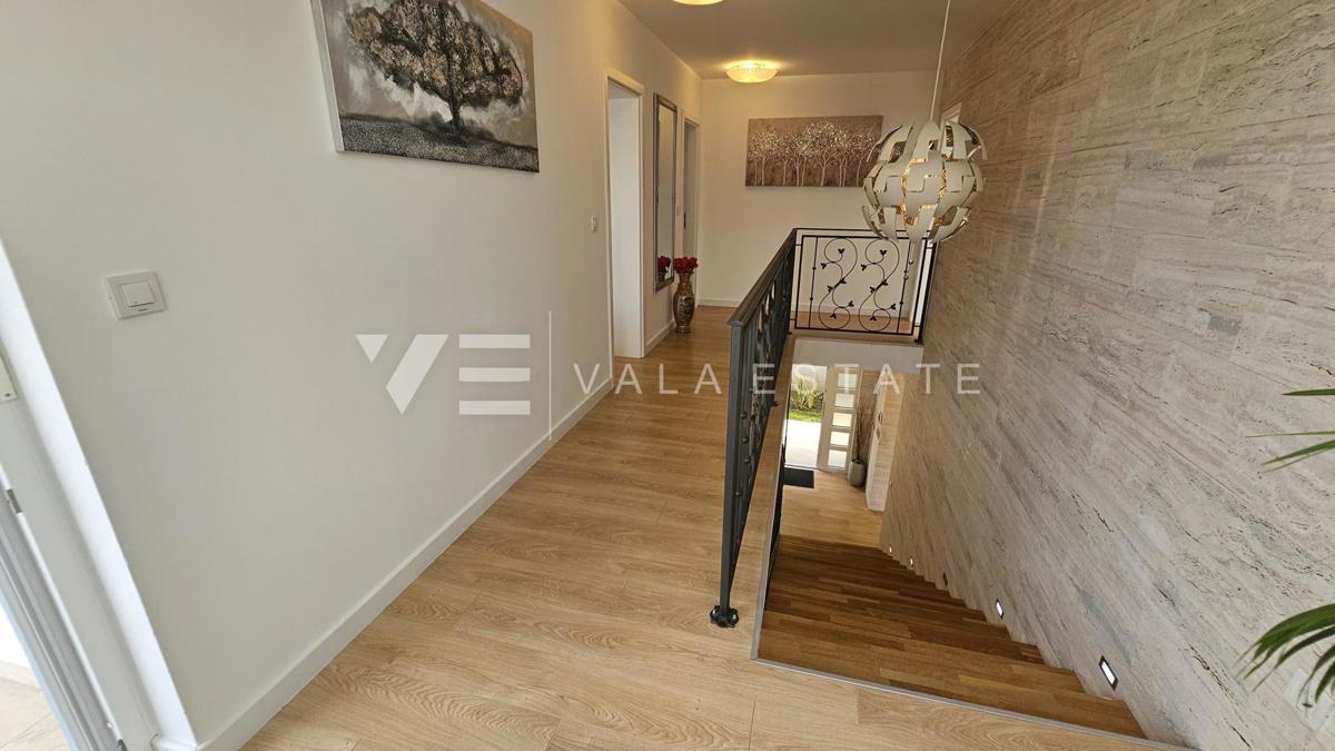 ELEGANTNA MODERNA VILA Z BAZENOM IN POGLEDOM NA MORJE