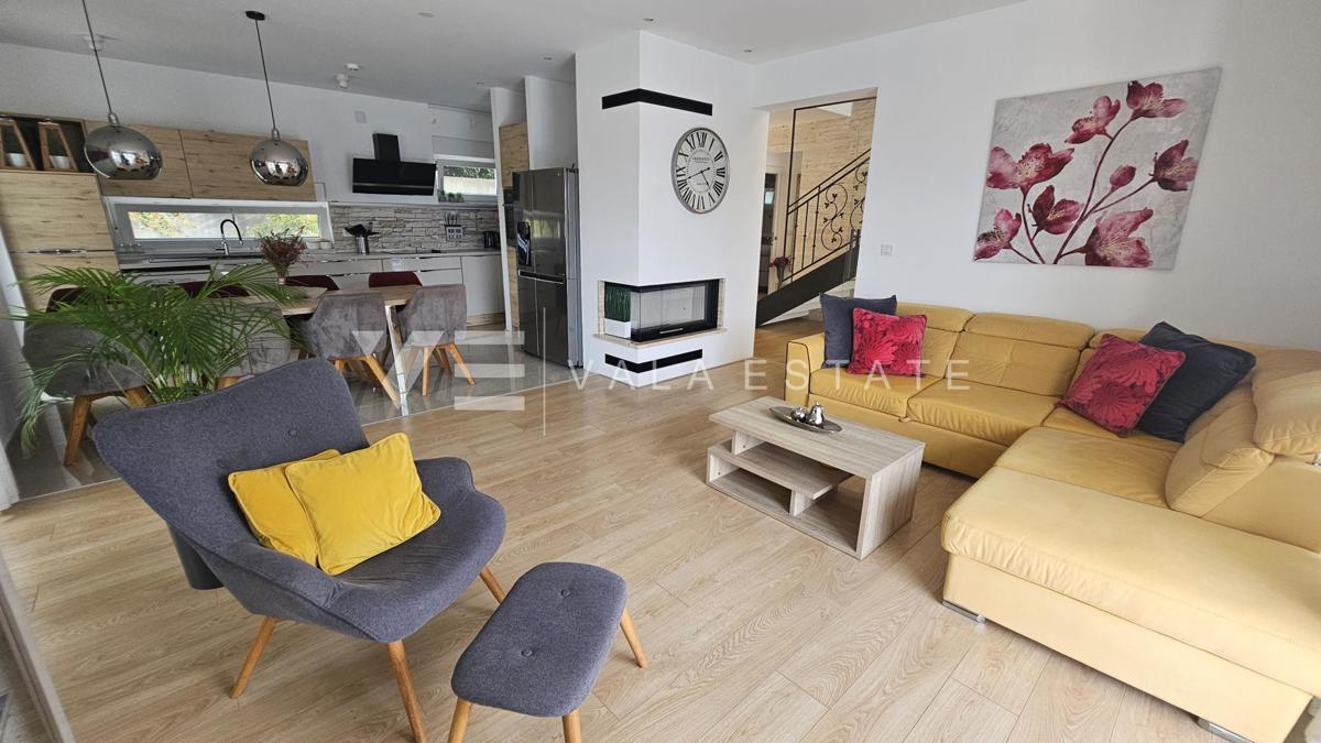 ELEGANTNA MODERNA VILA Z BAZENOM IN POGLEDOM NA MORJE