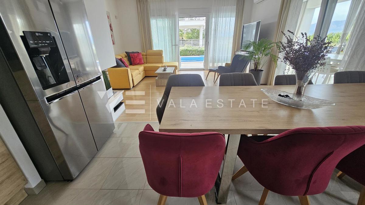 ELEGANTNA MODERNA VILA Z BAZENOM IN POGLEDOM NA MORJE