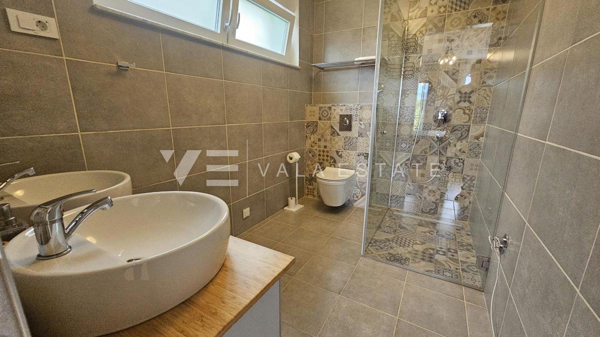 ELEGANTNA MODERNA VILA Z BAZENOM IN POGLEDOM NA MORJE