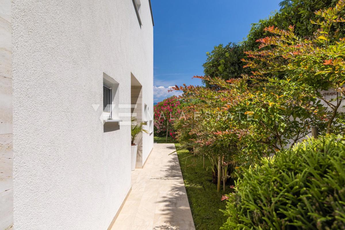 ELEGANTNA MODERNA VILA Z BAZENOM IN POGLEDOM NA MORJE