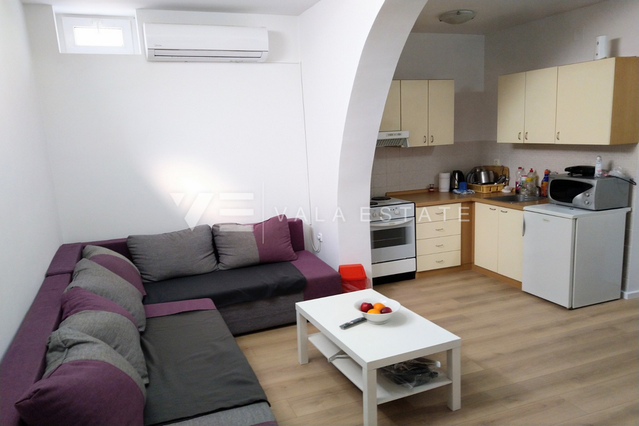 OPREMLJENI ENOSOBNI APARTMA V KLETI