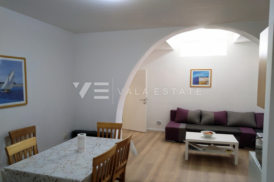 OPREMLJENI ENOSOBNI APARTMA V KLETI