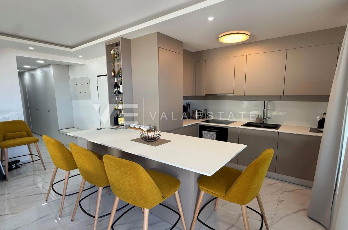 MODERNI APARTMA Z POGLEDOM NA MORJE V BLIŽINI PLAŽE