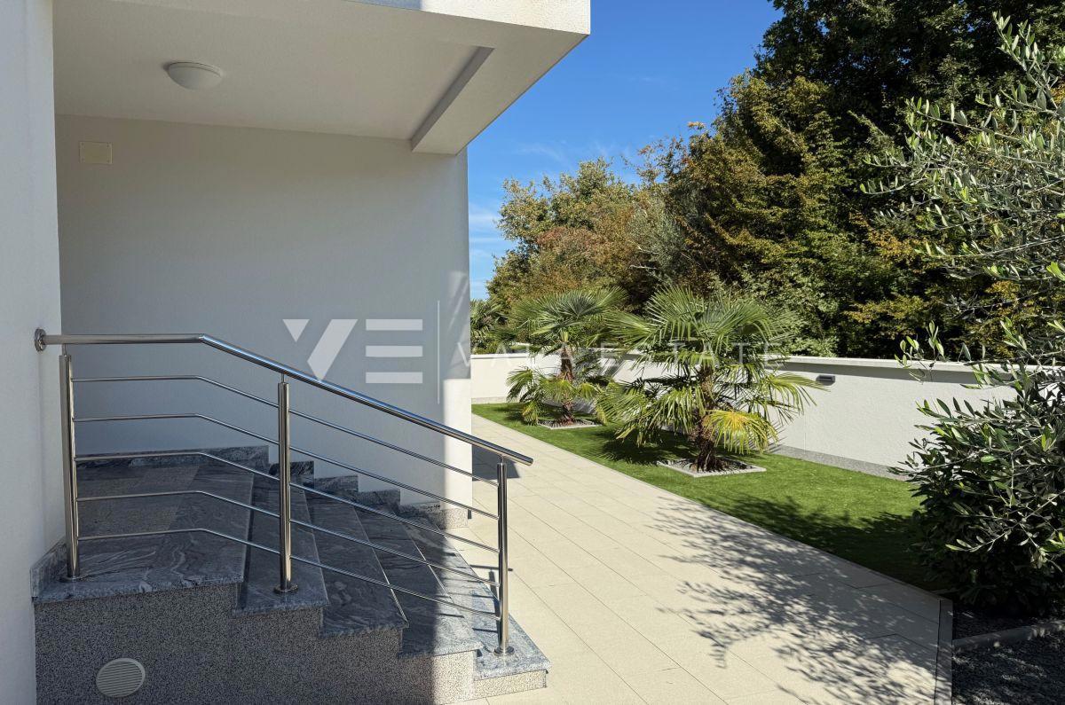 MODERNI APARTMA Z POGLEDOM NA MORJE V BLIŽINI PLAŽE