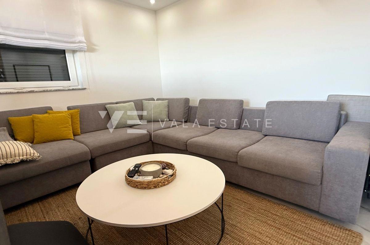 MODERNI APARTMA Z POGLEDOM NA MORJE V BLIŽINI PLAŽE