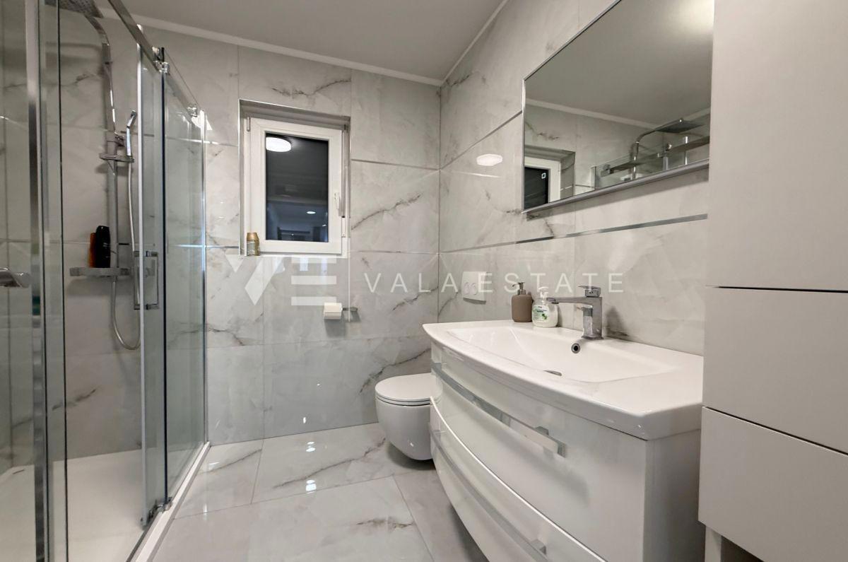 MODERNI APARTMA Z POGLEDOM NA MORJE V BLIŽINI PLAŽE