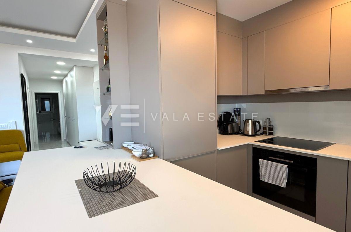 MODERNI APARTMA Z POGLEDOM NA MORJE V BLIŽINI PLAŽE