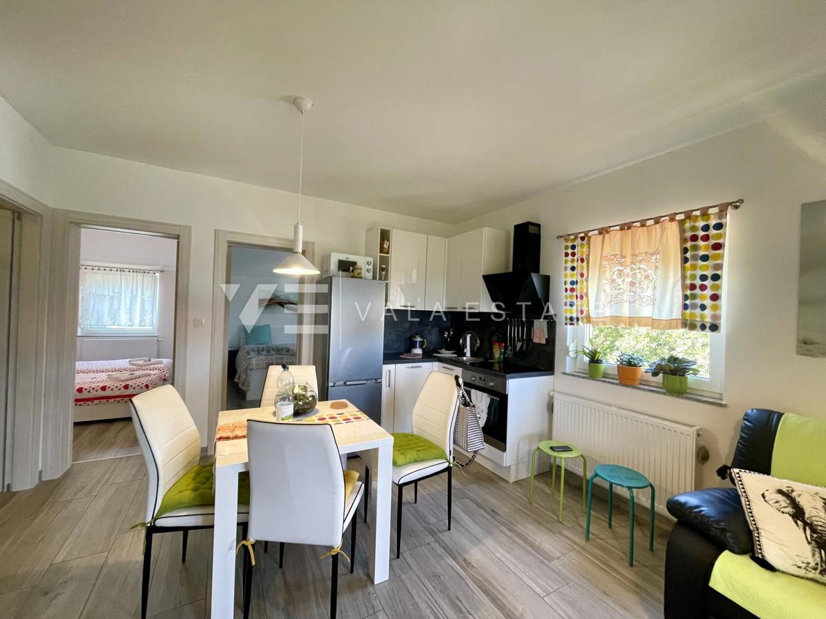 OPREMLJENI APARTMA NA MIRNI LOKACIJI