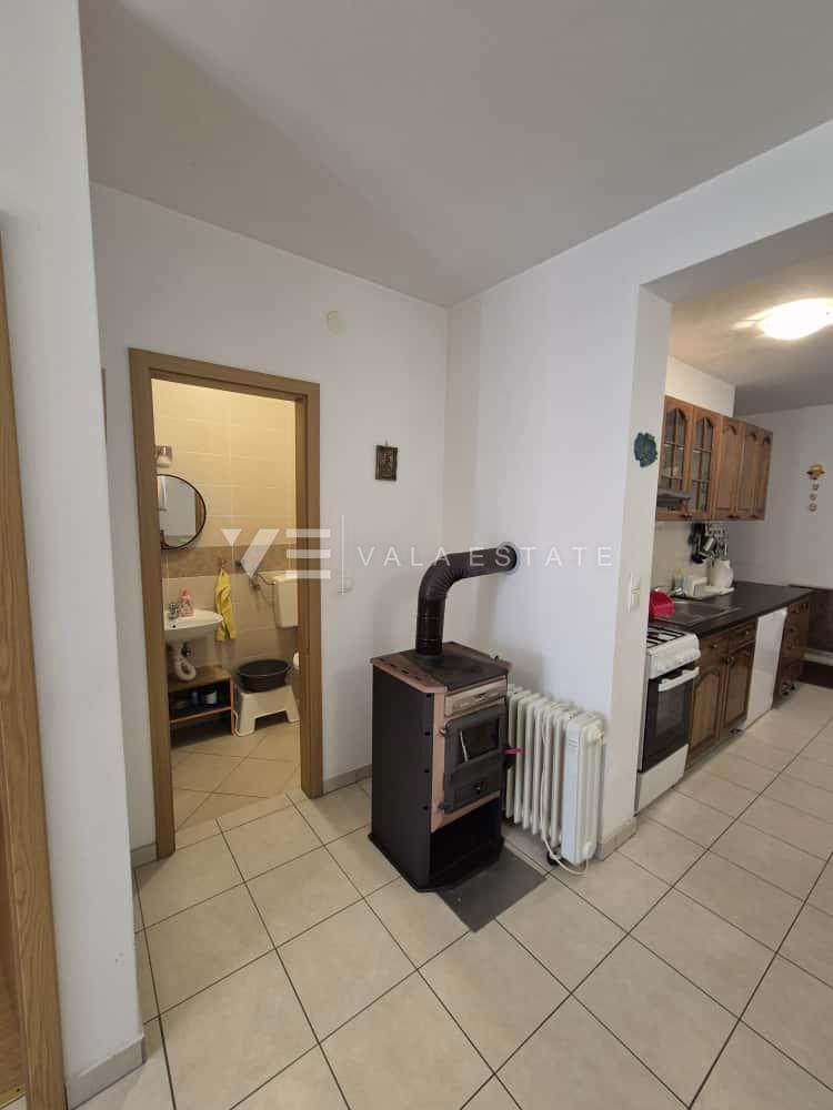 PRITLIČNI APARTMA Z VRTOM NA ODLIČNI LOKACIJI