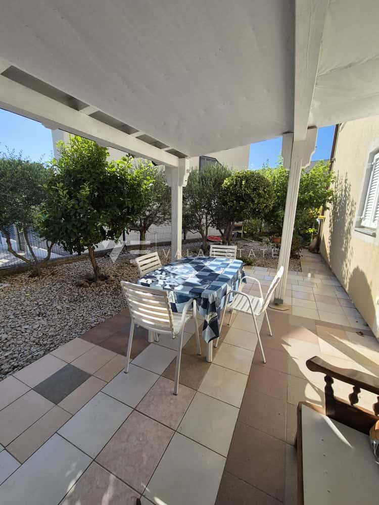 PRITLIČNI APARTMA Z VRTOM NA ODLIČNI LOKACIJI