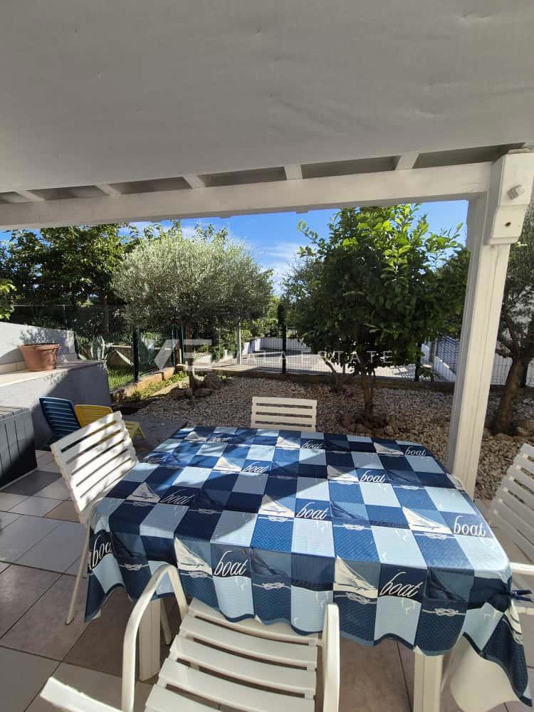 PRITLIČNI APARTMA Z VRTOM NA ODLIČNI LOKACIJI