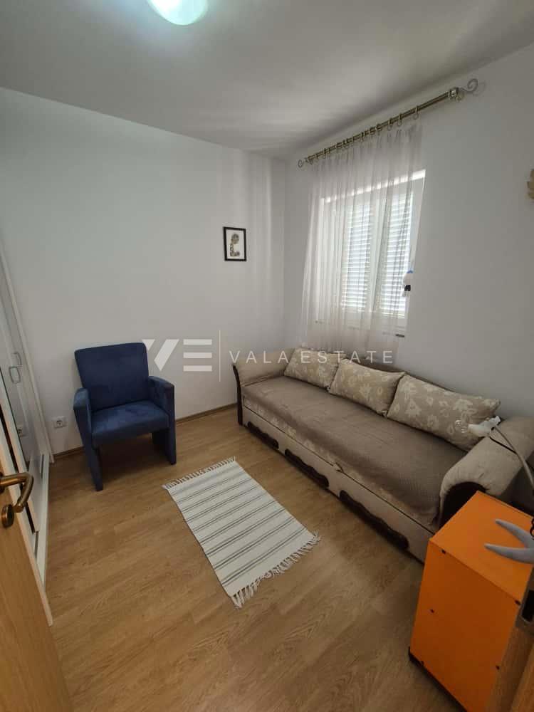 PRITLIČNI APARTMA Z VRTOM NA ODLIČNI LOKACIJI