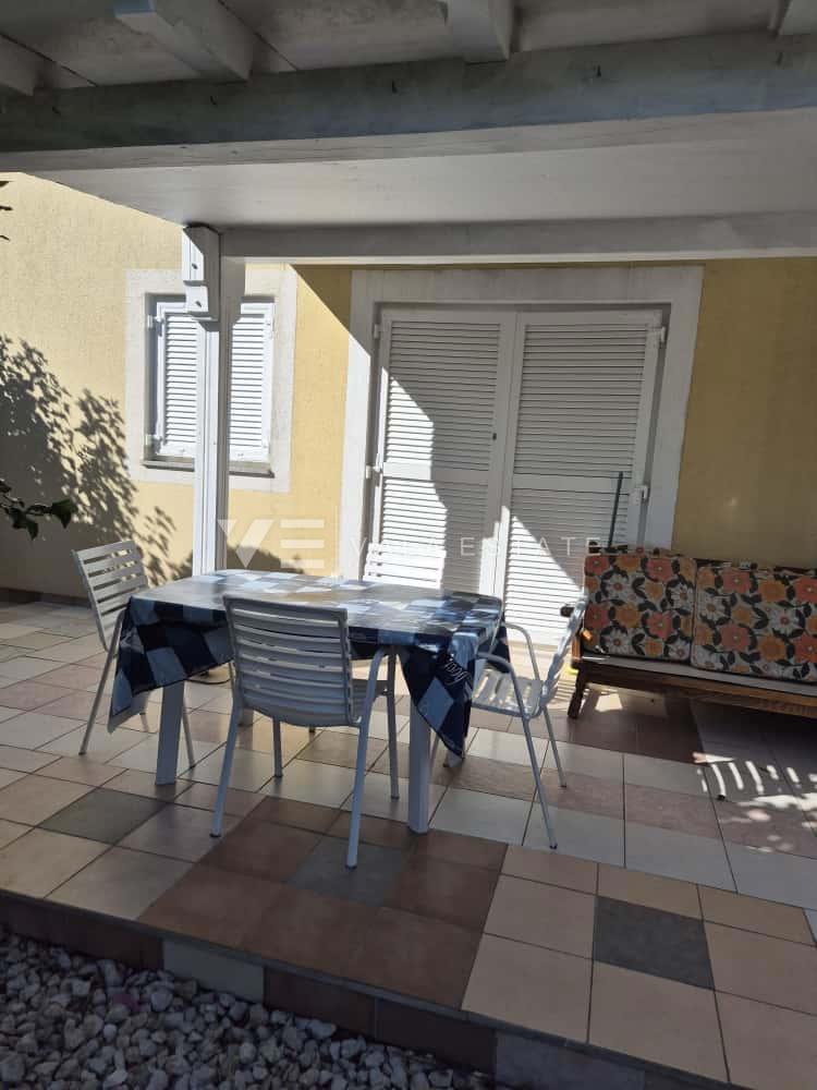 PRITLIČNI APARTMA Z VRTOM NA ODLIČNI LOKACIJI