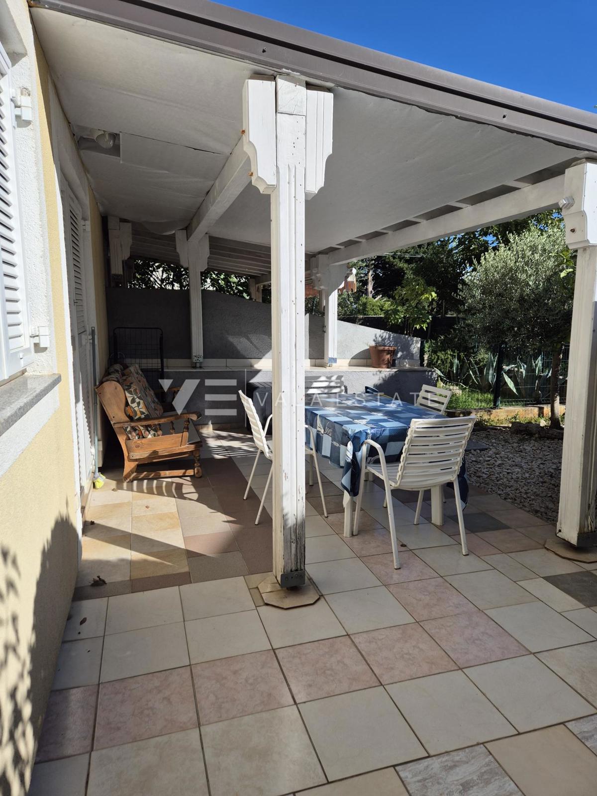 PRITLIČNI APARTMA Z VRTOM NA ODLIČNI LOKACIJI