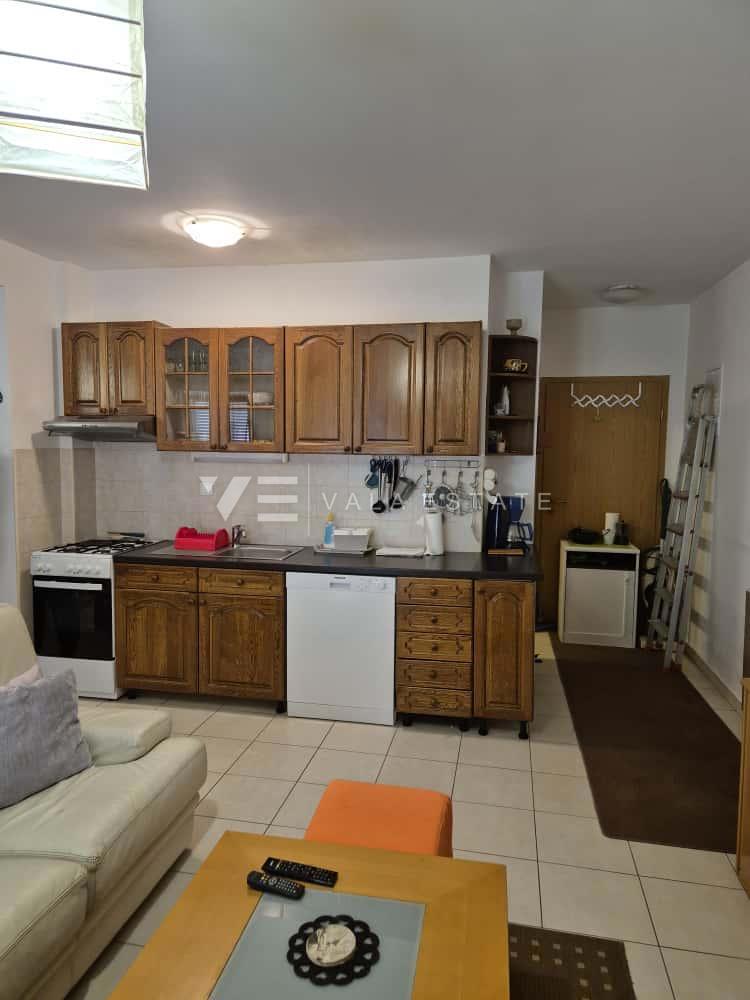 PRITLIČNI APARTMA Z VRTOM NA ODLIČNI LOKACIJI