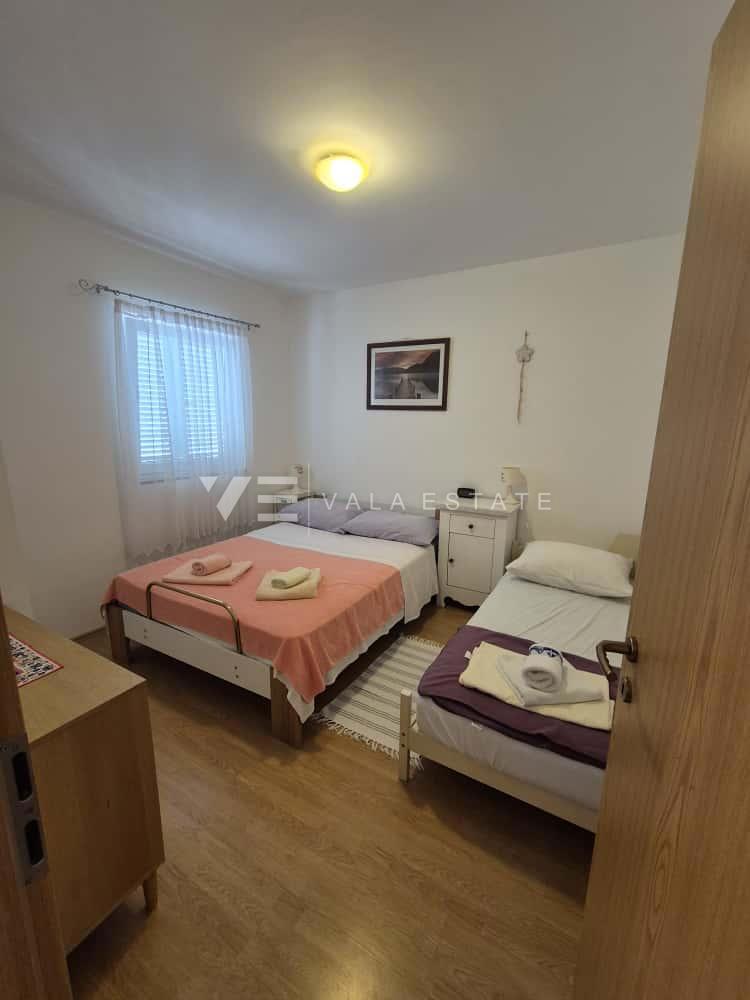 PRITLIČNI APARTMA Z VRTOM NA ODLIČNI LOKACIJI