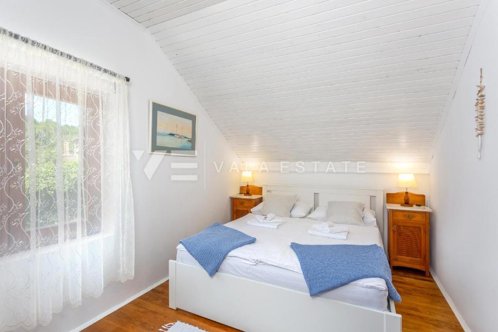 DVE KAMNITI HIŠI Z BAZENOM NA MIRNI LOKACIJI