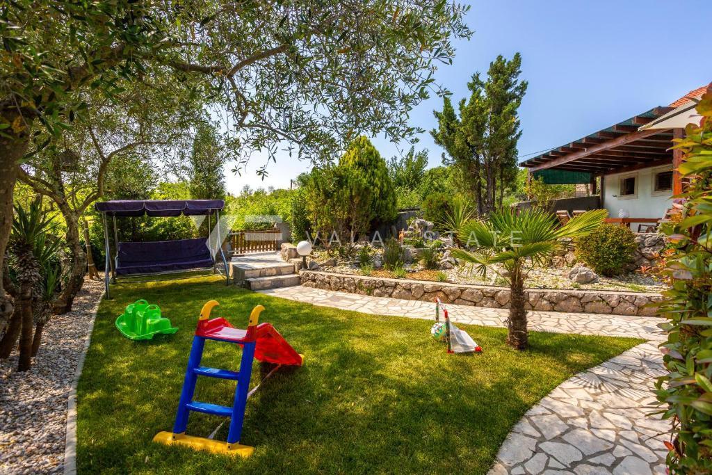 DVE KAMNITI HIŠI Z BAZENOM NA MIRNI LOKACIJI