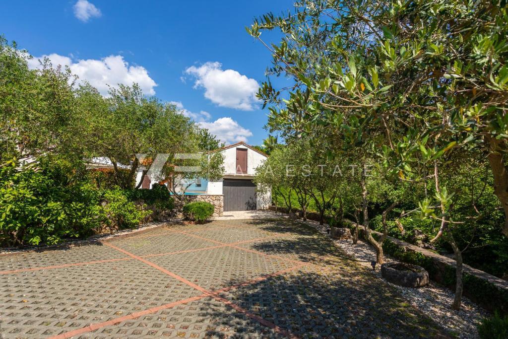 DVE KAMNITI HIŠI Z BAZENOM NA MIRNI LOKACIJI