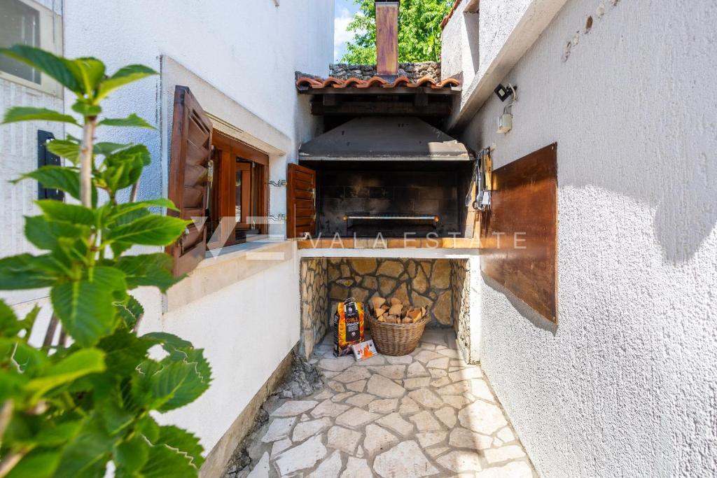 DVE KAMNITI HIŠI Z BAZENOM NA MIRNI LOKACIJI