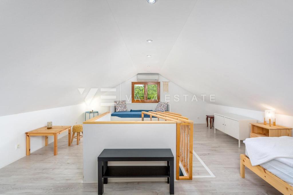 DVE KAMNITI HIŠI Z BAZENOM NA MIRNI LOKACIJI