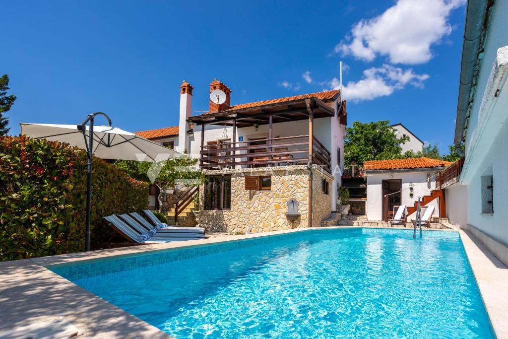 DVE KAMNITI HIŠI Z BAZENOM NA MIRNI LOKACIJI