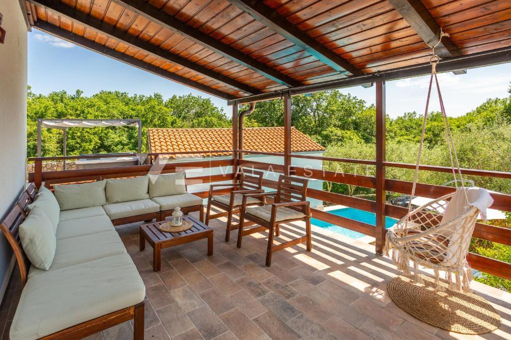 DVE KAMNITI HIŠI Z BAZENOM NA MIRNI LOKACIJI