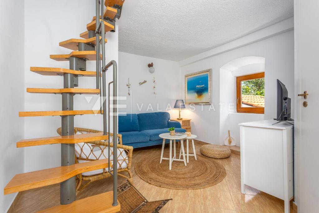 DVE KAMNITI HIŠI Z BAZENOM NA MIRNI LOKACIJI