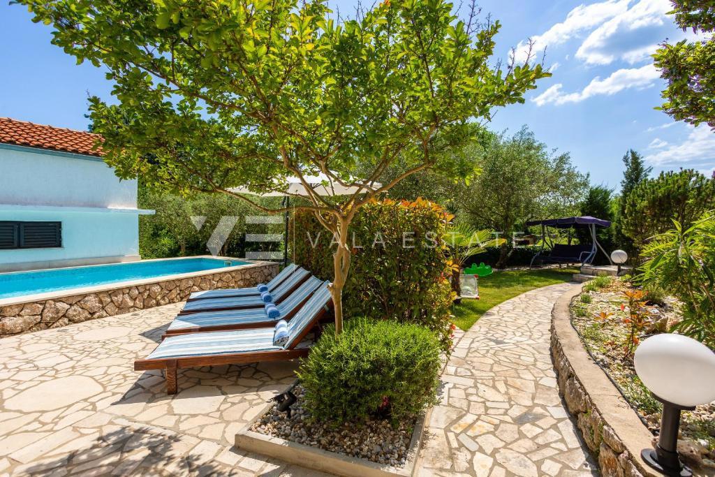 DVE KAMNITI HIŠI Z BAZENOM NA MIRNI LOKACIJI