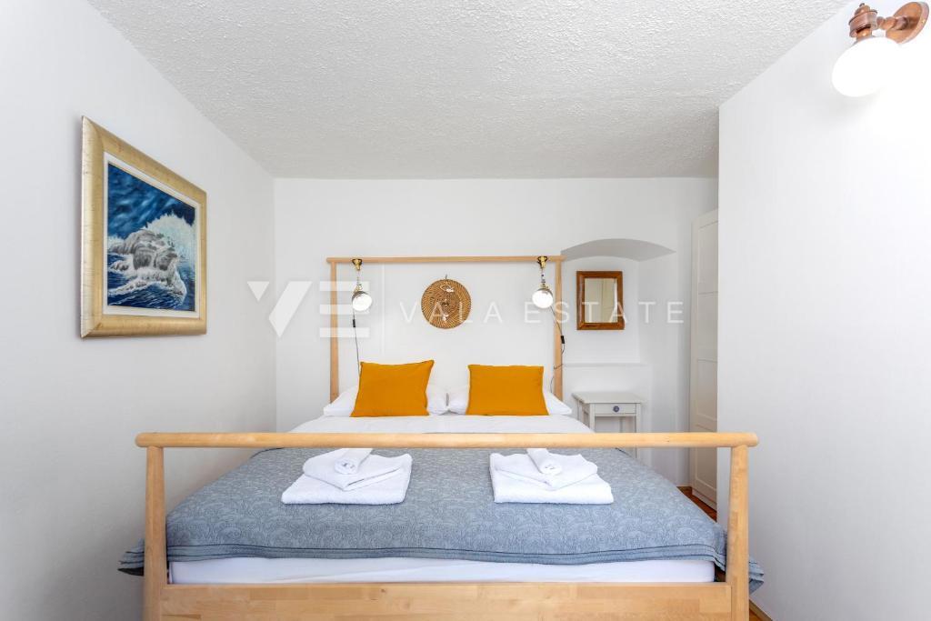 DVE KAMNITI HIŠI Z BAZENOM NA MIRNI LOKACIJI