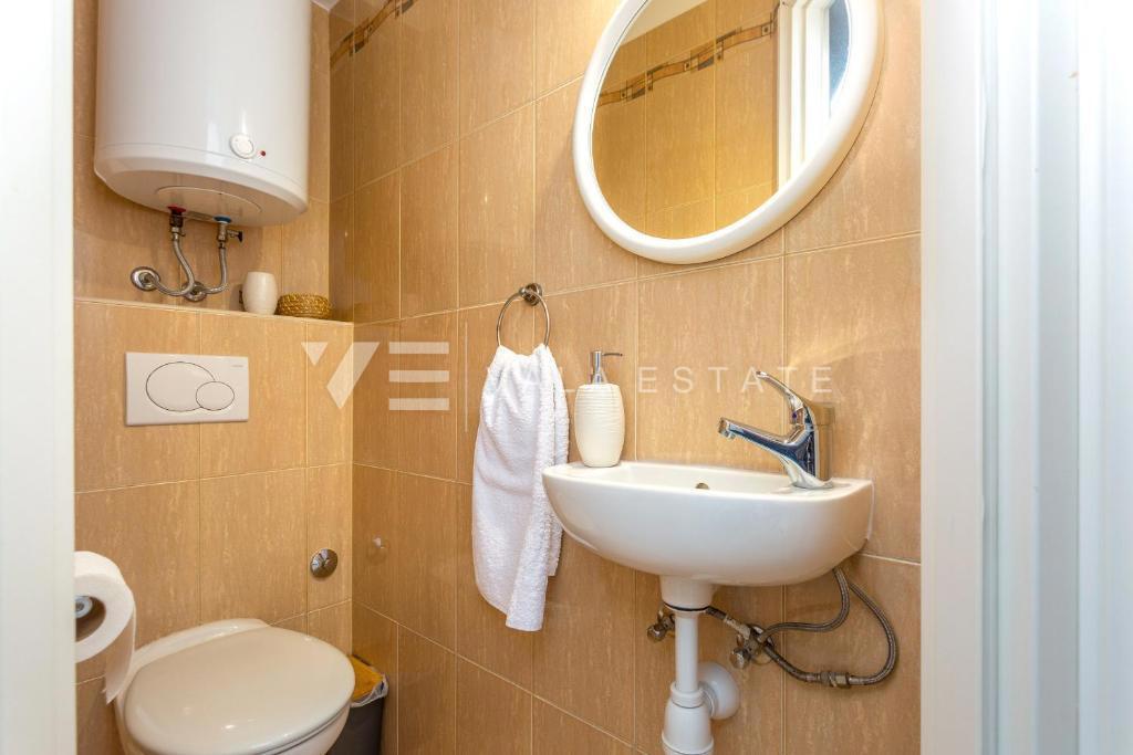 DVE KAMNITI HIŠI Z BAZENOM NA MIRNI LOKACIJI