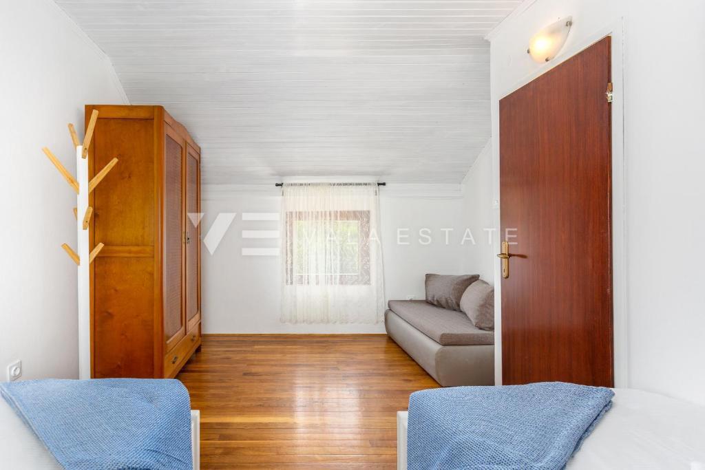 DVE KAMNITI HIŠI Z BAZENOM NA MIRNI LOKACIJI