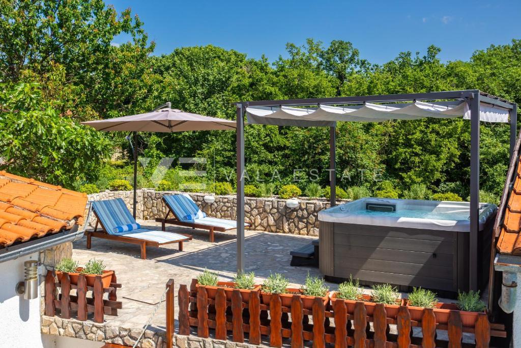 DVE KAMNITI HIŠI Z BAZENOM NA MIRNI LOKACIJI