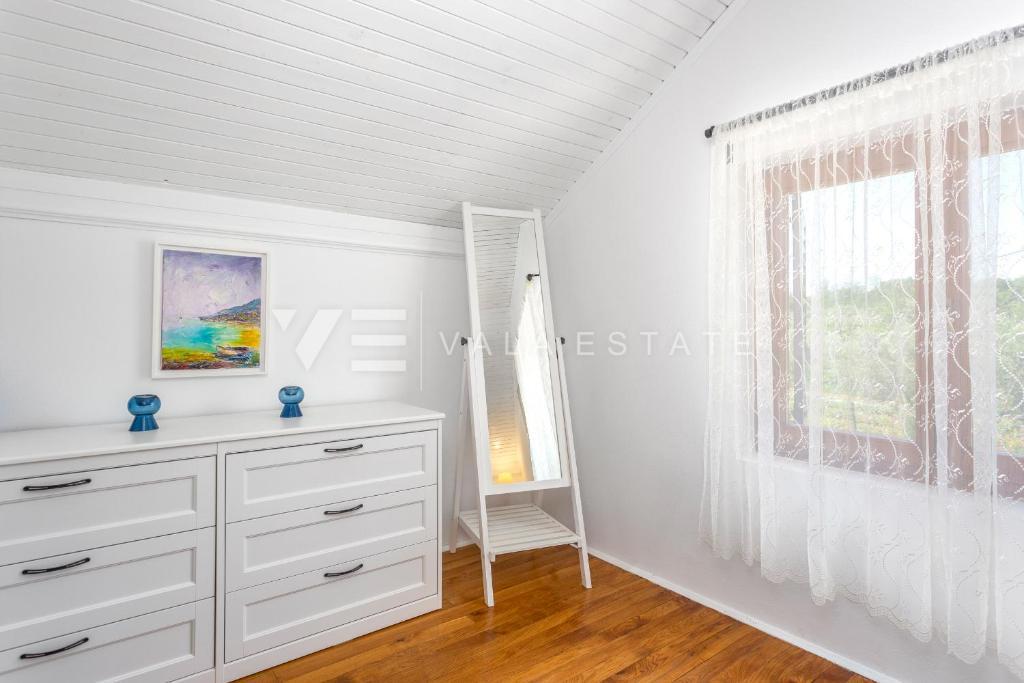 DVE KAMNITI HIŠI Z BAZENOM NA MIRNI LOKACIJI