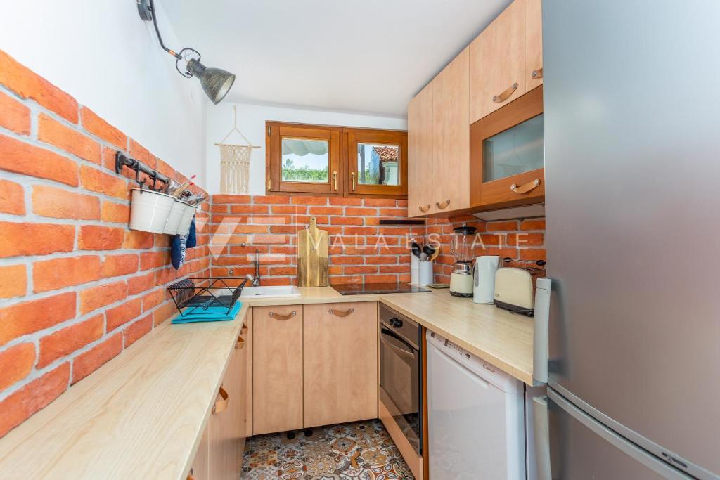 DVE KAMNITI HIŠI Z BAZENOM NA MIRNI LOKACIJI